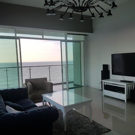 Bay Resort Condominium, 7, Beach-Front Sea View, 6-8 Pax Miri Kültér fotó