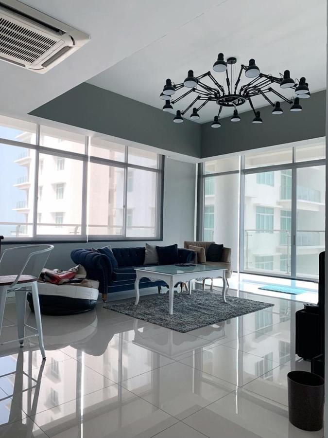 Bay Resort Condominium, 7, Beach-Front Sea View, 6-8 Pax Miri Kültér fotó