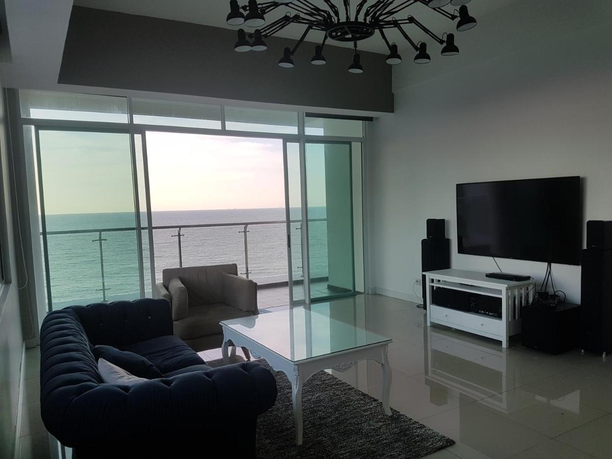 Bay Resort Condominium, 7, Beach-Front Sea View, 6-8 Pax Miri Kültér fotó