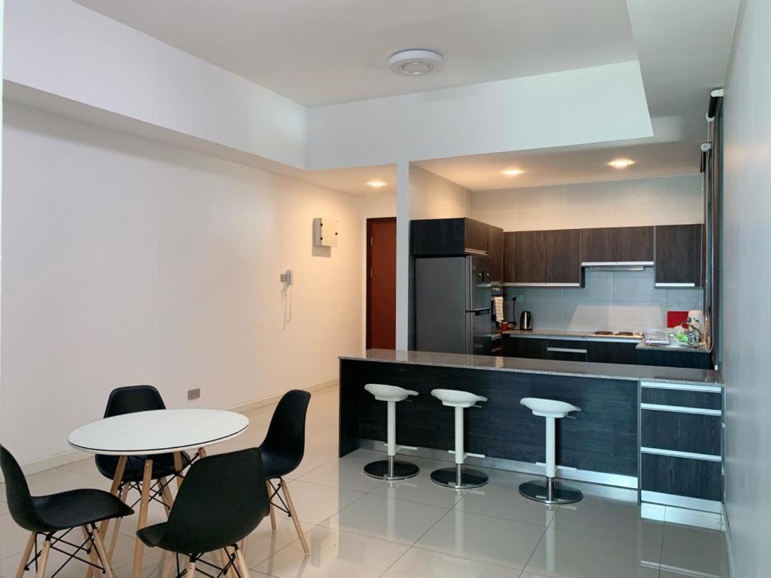 Bay Resort Condominium, 7, Beach-Front Sea View, 6-8 Pax Miri Kültér fotó